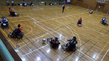 電動車椅子サッカーの試合風景 - 選手たちの競り合い